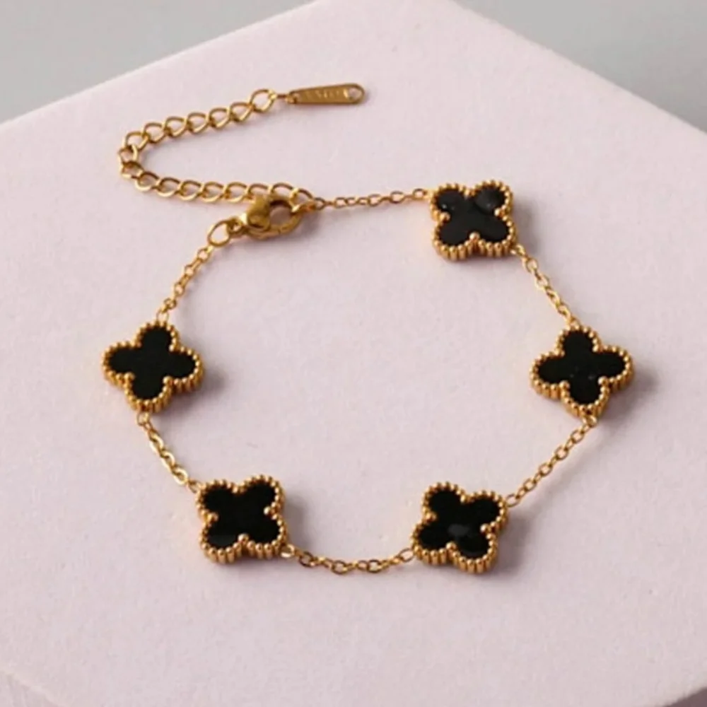 Elegant Gold and Black Clover Bracelet - Picture 1 of 3